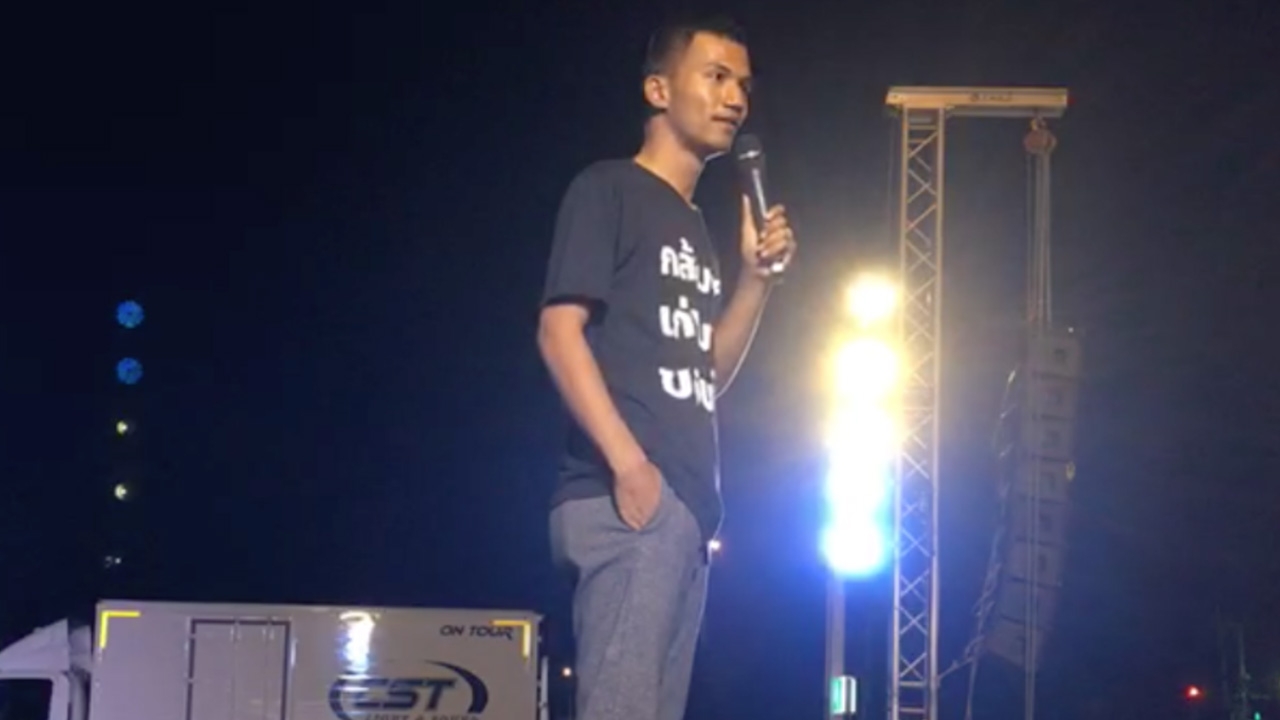 ไมค์ ภาณุพงศ์ ขึ้นปราศรัยเวทีบ้านฉาง เล่าเรื่องในคุก ย้ำ ประยุทธ์ ต้องลาออก