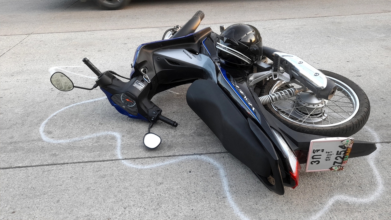 โจ๋ 16 ซิ่งจยย.หลุดโค้ง ชนหลวงพ่อเดินบิณฑบาต หัวกระแทกพื้นดับคาถนน