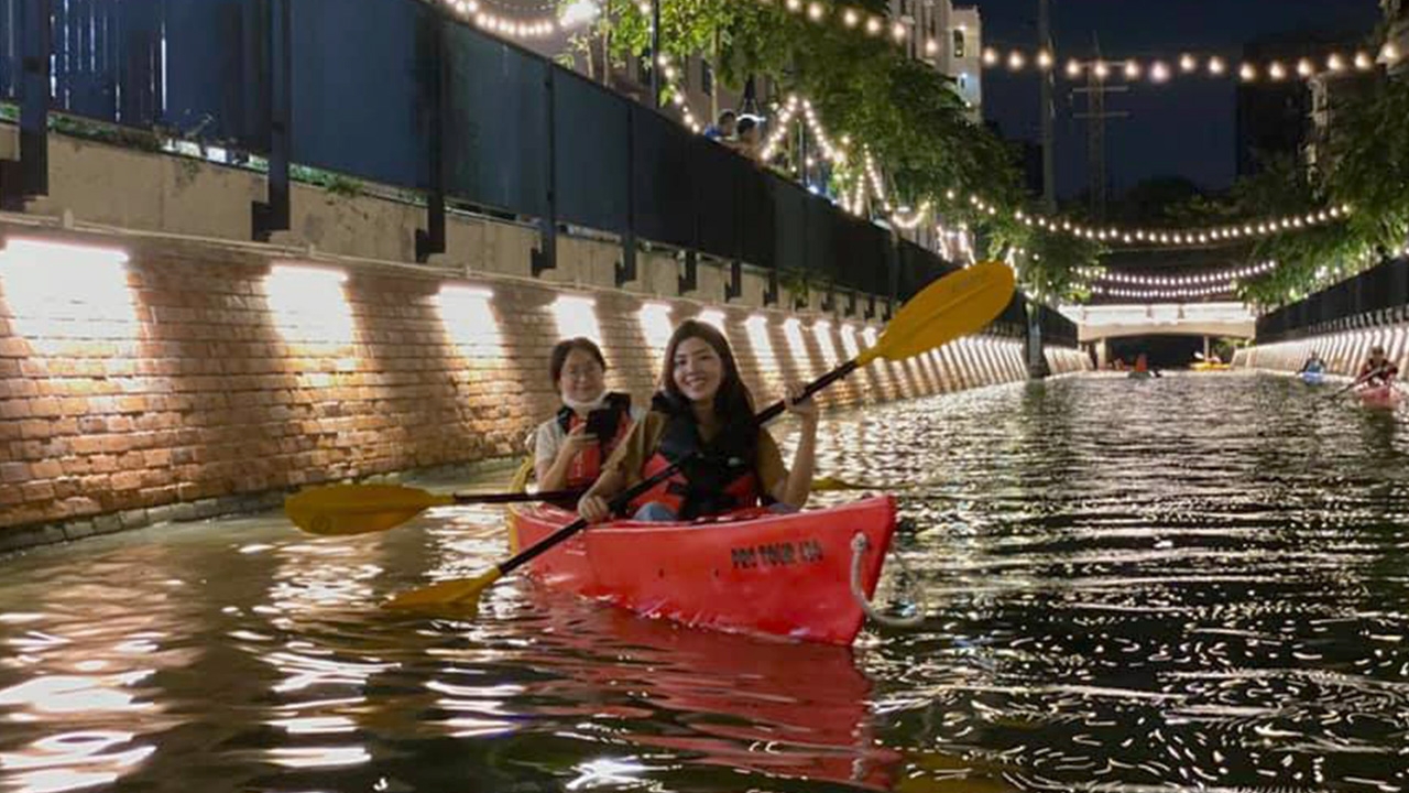 เปิดภาพ "คลองโอ่งอ่าง" โฉมใหม่ พายเรือชมความสวยงาม ยามค่ำคืน