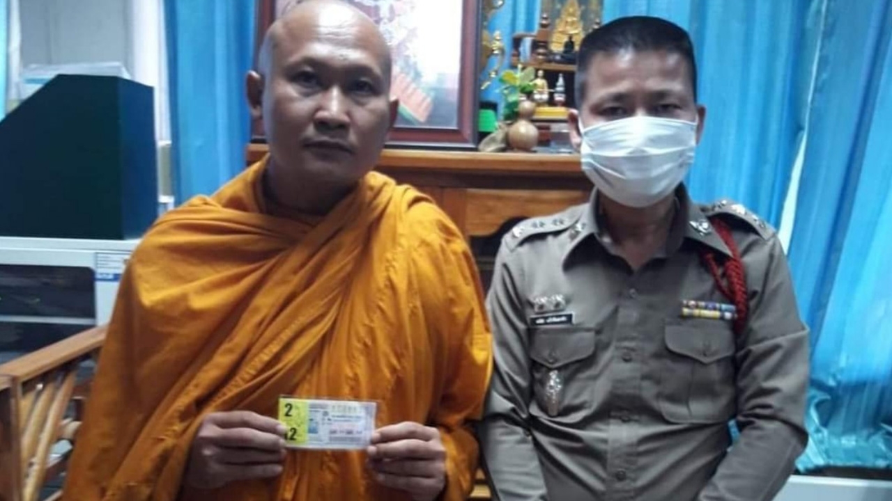 หลวงพี่ที่พิษณุโลกสุดเฮง ช่วยซื้อสลากฯโค้งสุดท้ายไว้ 2 ใบ ถูกหวย 12 ล้าน