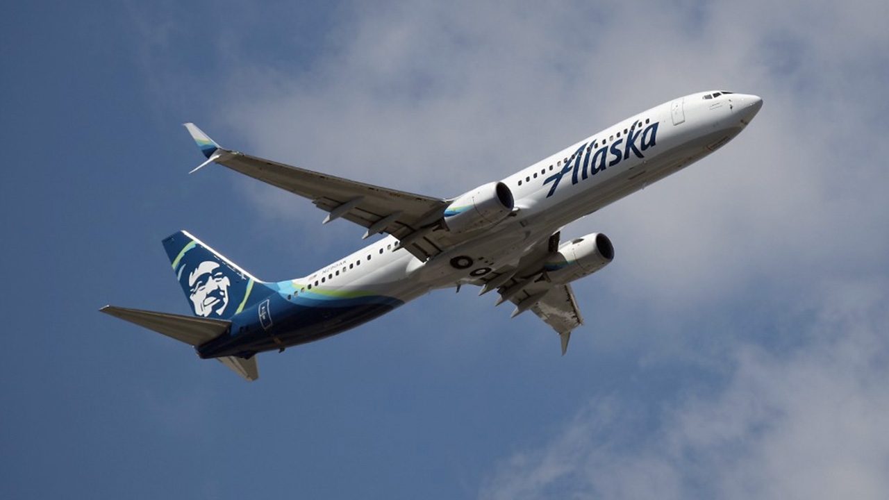 ผู้โดยสารช็อก บินอะแลสกาลงจอดชนหมีสีน้ำตาลตายกลางรันเวย์