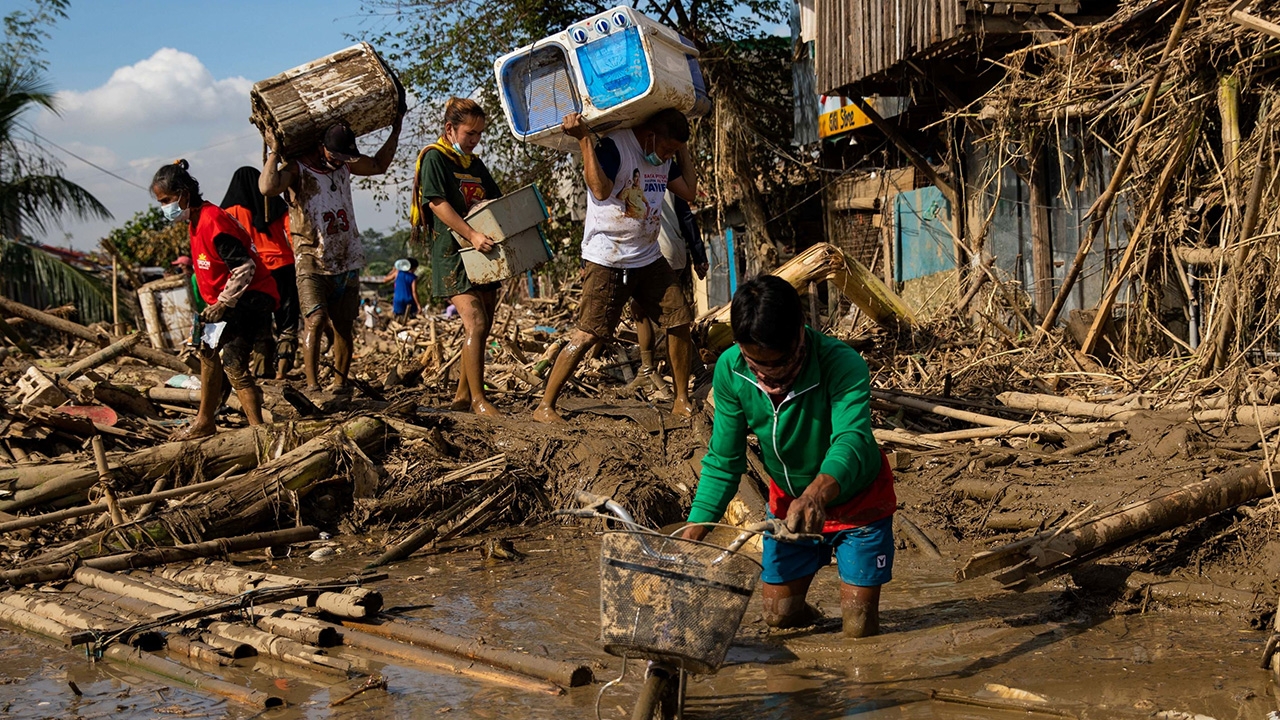 เวียดนามอพยพนับพัน หนีไต้ฝุ่น ‘หว่ามก๋อ’ หลังถล่มฟิลิปปินส์ยับดับ 42 ศพ