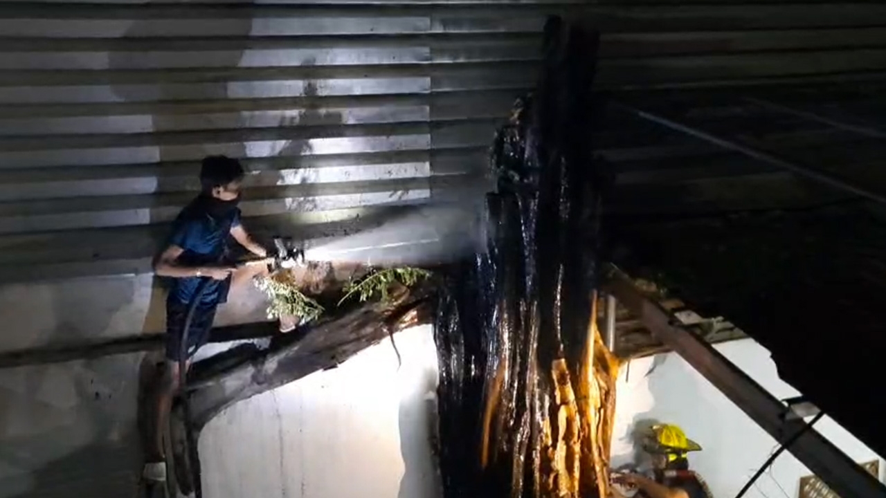 ไฟไหม้ตอต้นโพธิ์เก่าใน สน.พลับพลาไชย เผยอายุกว่าร้อยปีลือหึ่งมีอาถรรพณ์