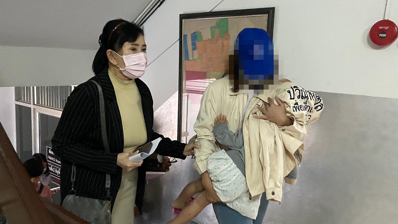 แม่ใจสลาย พี่เลี้ยงเด็กโหด ทำร้าย ด.ญ.2 พี่น้อง คนโตเจ็บ คนเล็กโคม่า