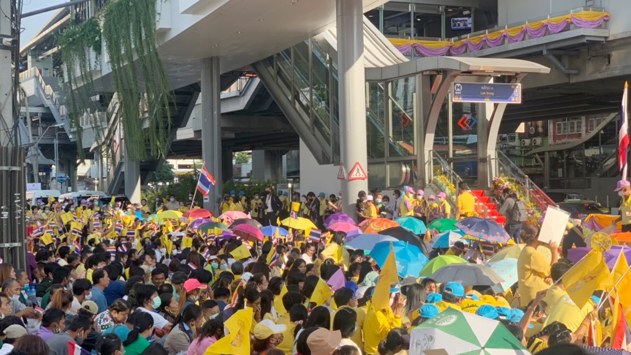 ประชาชนสวมเสื้อเหลืองรอรับเสด็จ “ในหลวง-พระราชินี” บริเวณ MRT หลักสอง