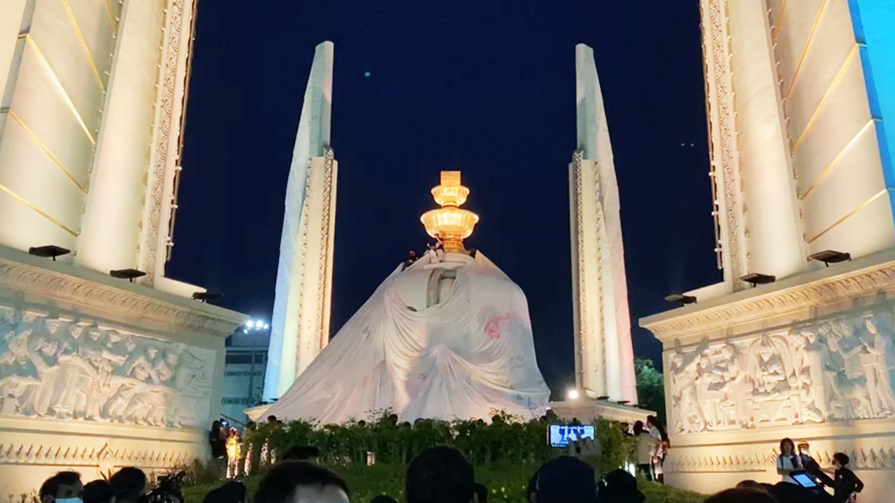 ม็อบ 14 พฤศจิกา ขึงผ้าขาวอนุสาวรีย์ประชาธิปไตย แสดงออกเชิงสัญลักษณ์