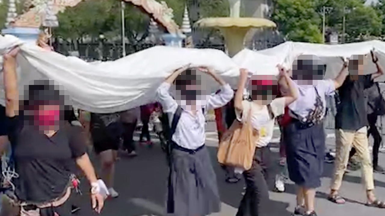 กลุ่มนักเรียนเลว ประกาศเคลื่อนขบวนแล้ว มุ่งหน้าอนุสาวรีย์ประชาธิปไตย