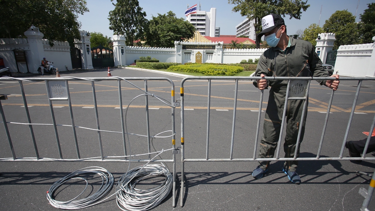 บรรยากาศ "ม็อบ 14 พฤศจิกา" หน้ากระทรวงศึกษาฯ เจ้าหน้าที่เริ่มตั้งรั้วเหล็ก