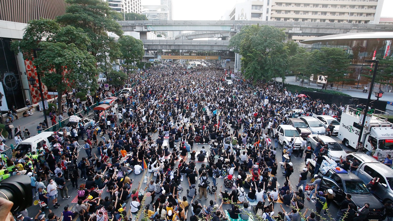 ผู้ชุมนุมเมิน ตำรวจขอให้ยุติชุมนุม รอฟังคำสั่งจากเวทีหลัก เคลื่อนขบวน