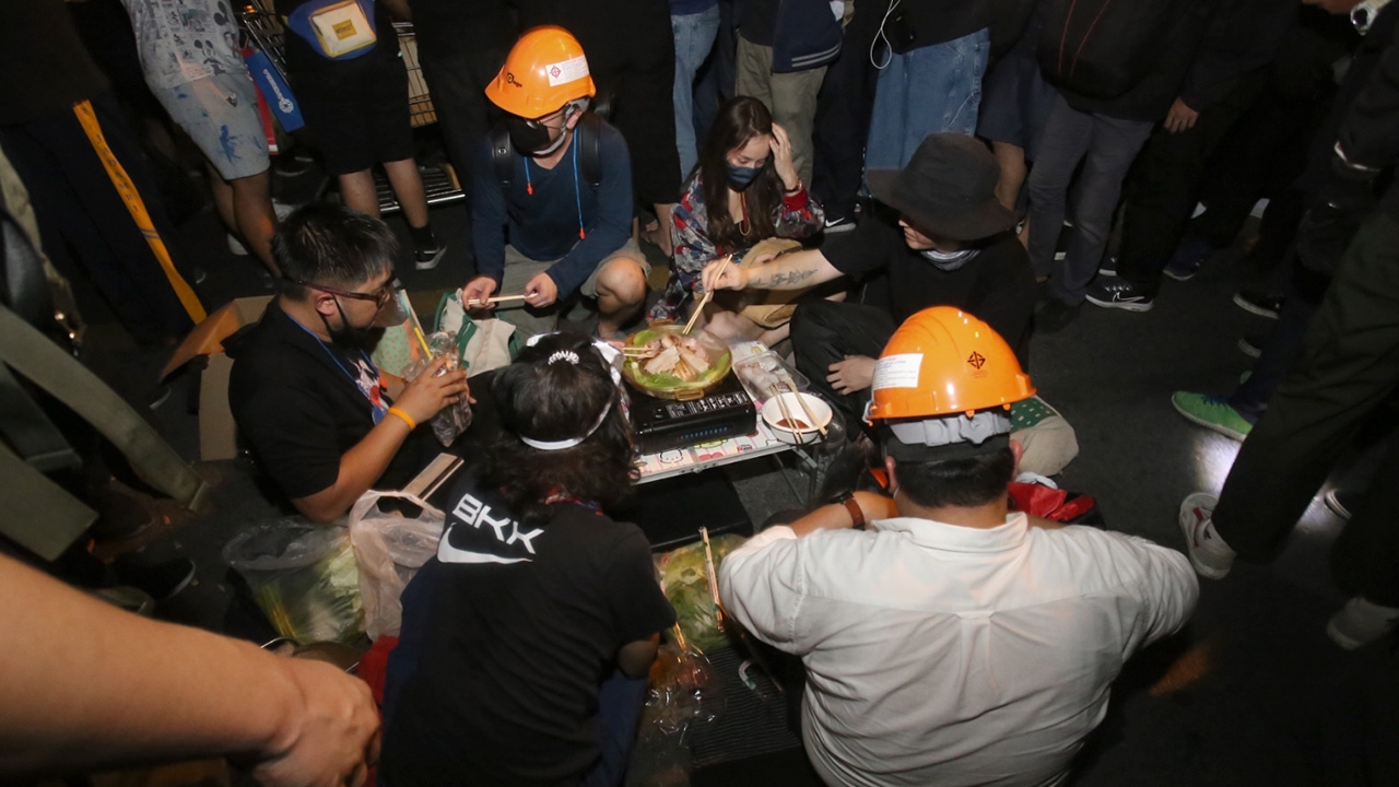 ม็อบราษฎร จัดกิจกรรมปิ้งย่าง "หมูกระทะ" หน้าสำนักงานตำรวจแห่งชาติ 