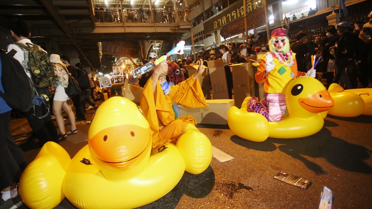 ประมวลภาพ "ม็อบราษฎร" ร่วมชุมนุมด้านหน้า สำนักงานตำรวจแห่งชาติ