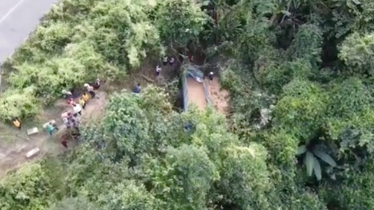 รถบรรทุกข้าวโพดเบรกแตกลงเหว ริมถนนกองลอย-ห้วยห้อม อ.ฮอด คนขับตายคาที่