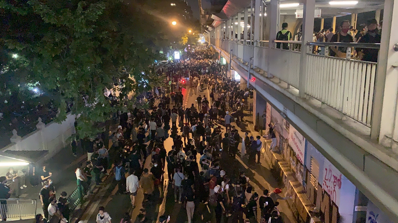 ตำรวจยันไร้การปะทะระหว่างผู้ชุมนุมกับ จนท.รอสำรวจความเสียหายภายใน ตร.