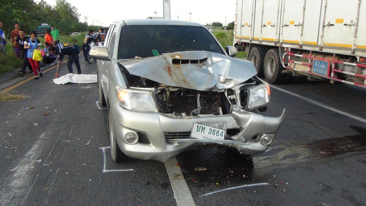 กระบะชน จยย.พ่อแม่ลูกเมียนมา แม่ตาย พ่อลูกสาหัส คาถนนบ้านบึง-มาบปู