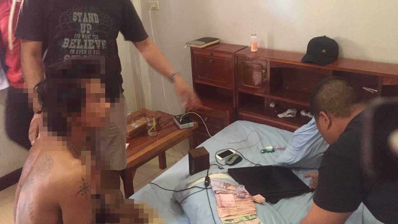 ตร.สว่างดินแดน รวบหนุ่มสักลายคาโรงแรม ตระเวนลักของในโรงเรียน-ตู้บริจาค