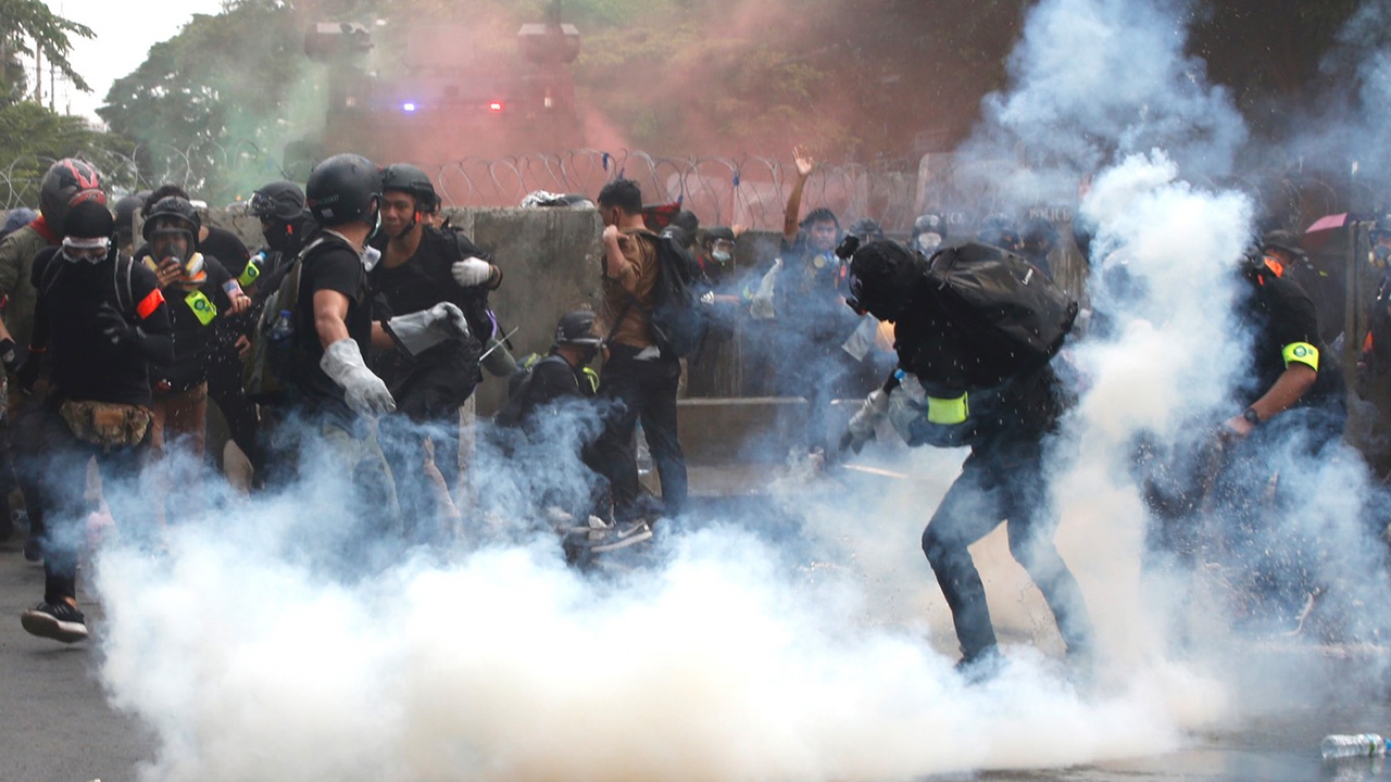 แนะวิธีเอาตัวรอดจาก "แก๊สน้ำตา" เตือนคนมีโรคประจำตัวเลี่ยงพื้นที่เสี่ยง