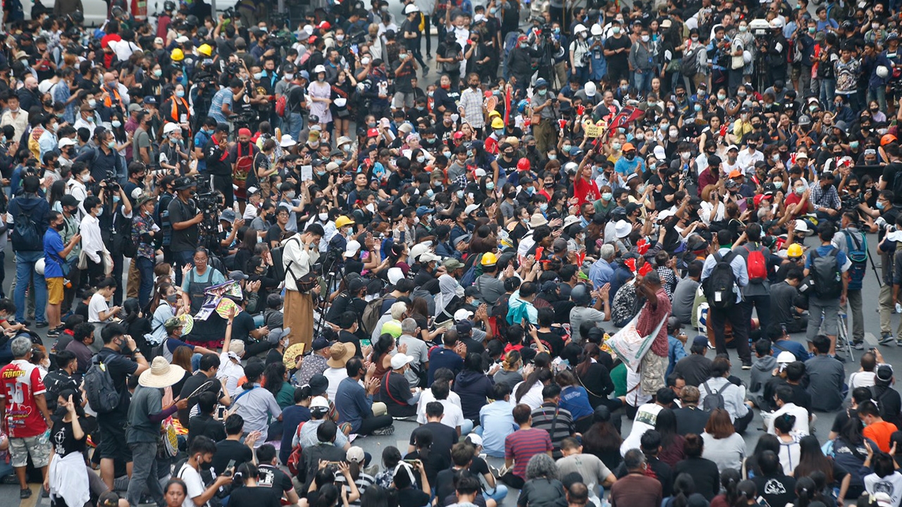 ประมวลภาพ "ม็อบ 18 พฤศจิกา" ร่วมชุมนุมบริเวณแยกราชประสงค์