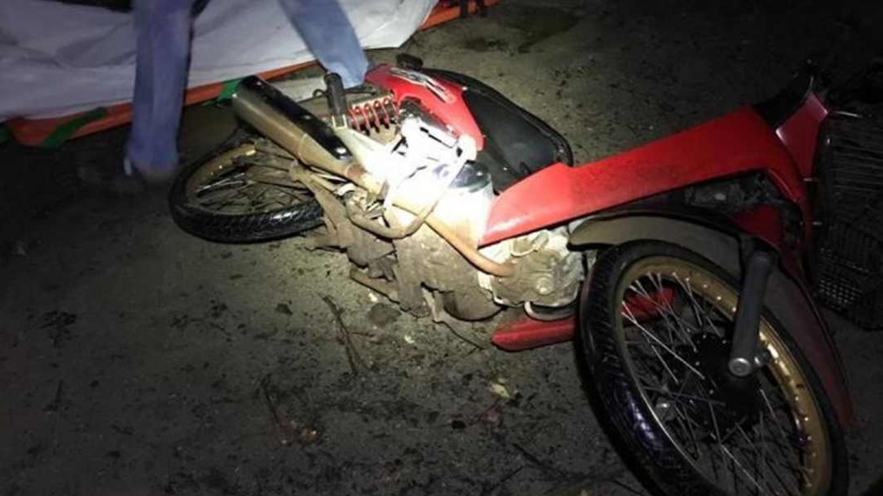 โจรไม่ยอมหนี ลักรถจ๊ะเอ๋เจ้าของ คว้าไม้ไล่ตี เจอยิงสวน 3 นัด ดับคาที่