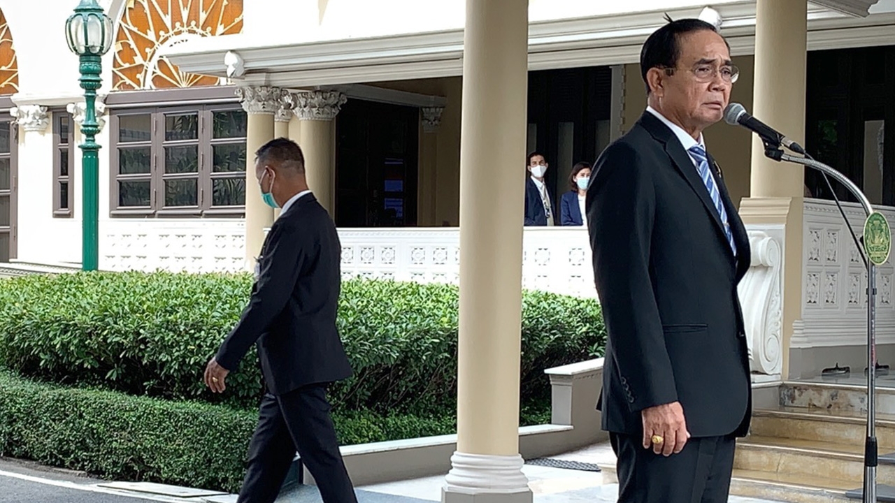 "ลูกตัวเงินตัวทอง" โผล่ วิ่งเข้าหา "บิ๊กตู่" ขณะยืนให้สัมภาษณ์สื่อฯ 