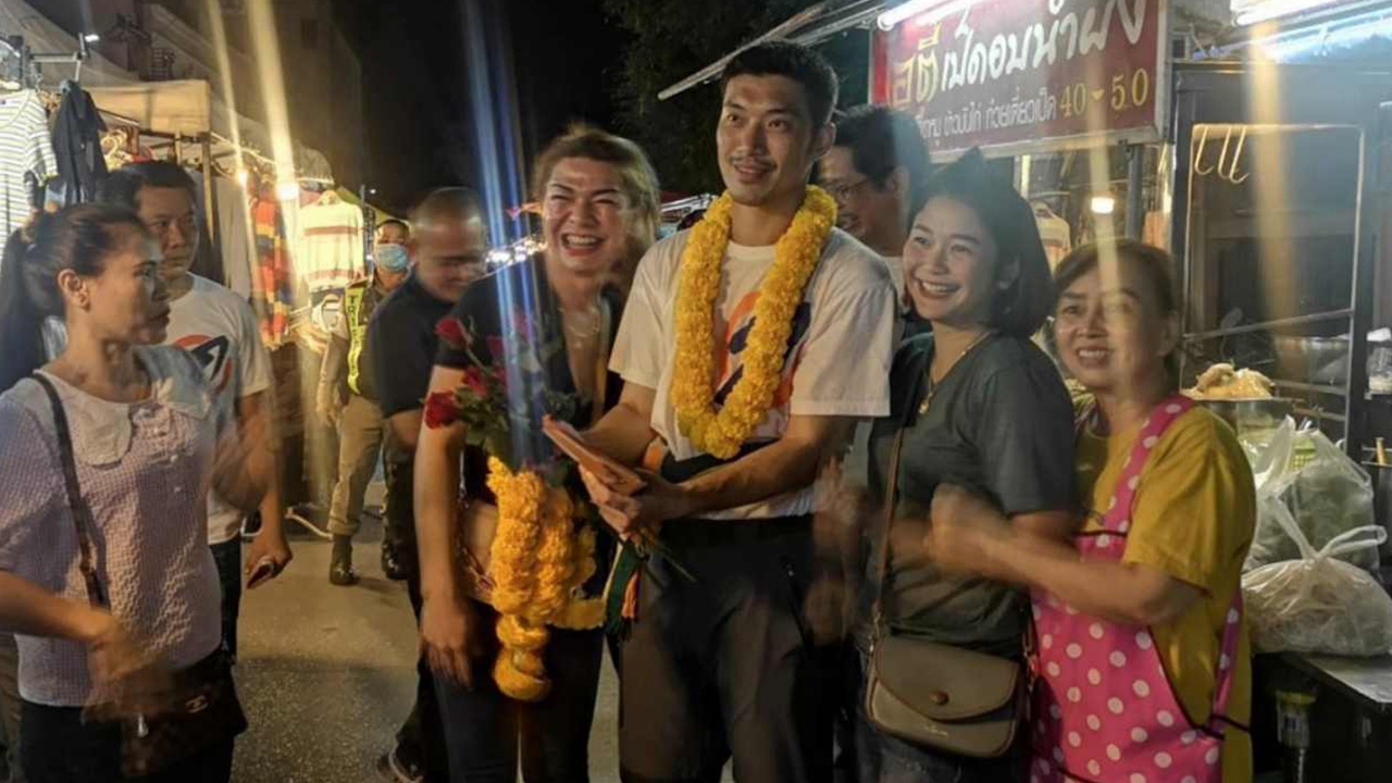 แม่ค้าเมืองมุก มอบกุหลาบแดง "ธนาธร" เดินช่วยผู้สมัคร อบจ.หาเสียง