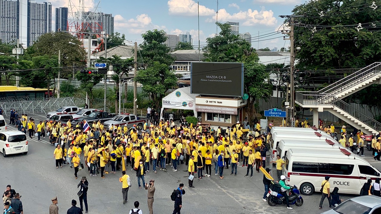 ม็อบ 17 พฤศจิกา มวลชนเสื้อเหลืองจากสี่แยกบางโพเข้าสมทบสี่แยกเกียกกาย