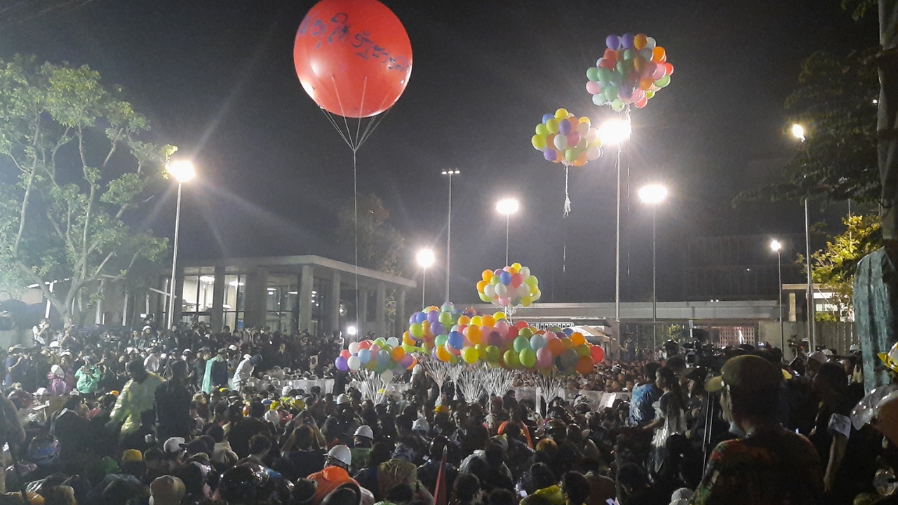 เจรจาขอตำรวจเปิดทาง "มวลชนราษฎร" เคลื่อนทัพประชิดรัฐสภาได้แล้ว