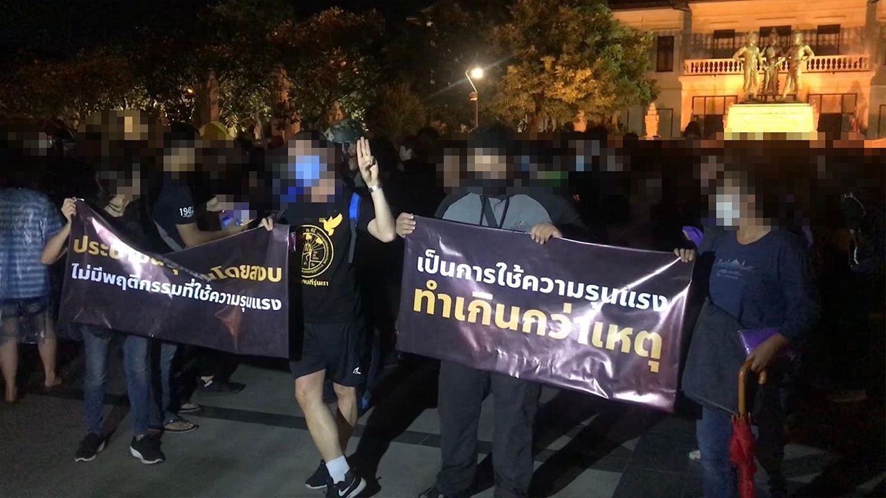 นศ.ที่เชียงใหม่ รวมตัวที่อนุสาวรีย์สามกษัตริย์ ส่งกำลังใจไปแยกเกียกกาย 