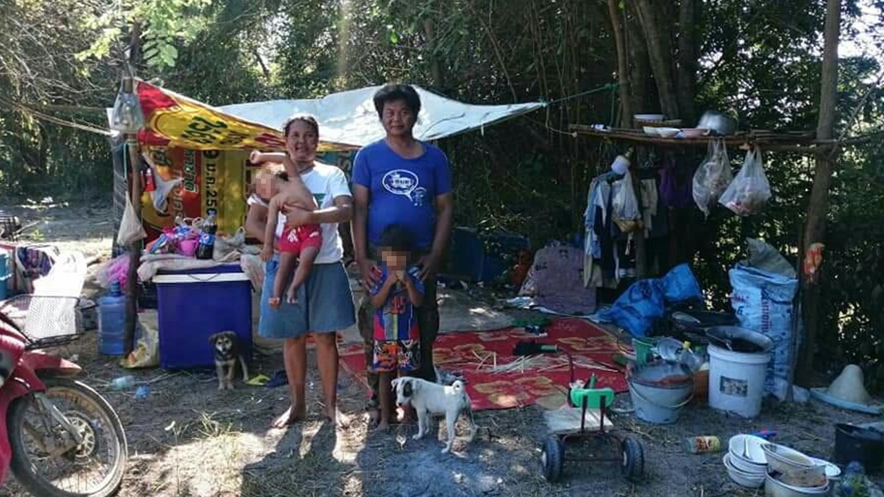 วอนช่วย 4 ชีวิตเร่ขายพวงมาลัยไร้บ้านอยู่ กางผ้าใบนอนในป่าที่อุทัยธานี 