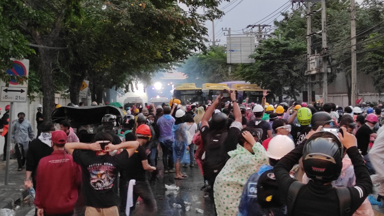 ฉีดน้ำใส่กลุ่มผู้ชุมนุม หลังพยายามเคลื่อนย้ายรถเมล์ ล่าถอยเป็นระยะ