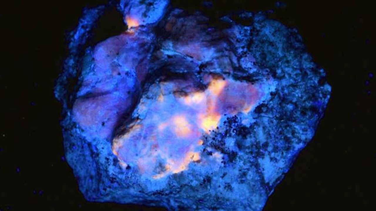 เฉลยความลับ ของหินธรรมชาติเรืองแสง