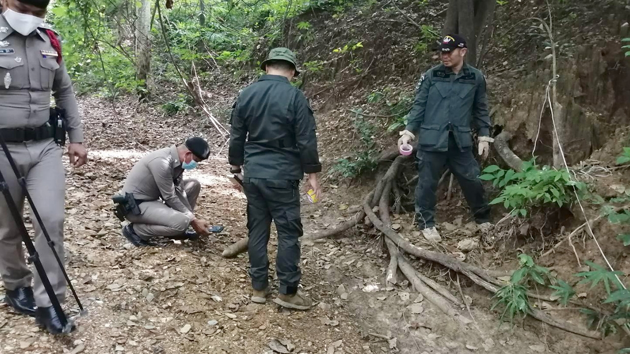 อีโอดีอุตรดิตถ์เก็บกู้ลูกปืน ค. 81 มม.แบบส่องสว่าง หลังพบถูกทิ้งในป่า