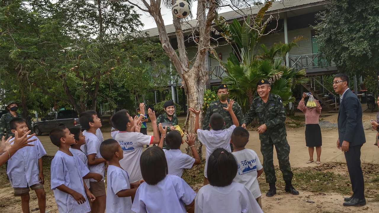 มทภ.2 ส่ง พลพัฒนา 2 ซ่อมแซมบ้านให้ผู้ป่วยอัมพาต ถูกน้ำท่วมซ้ำ