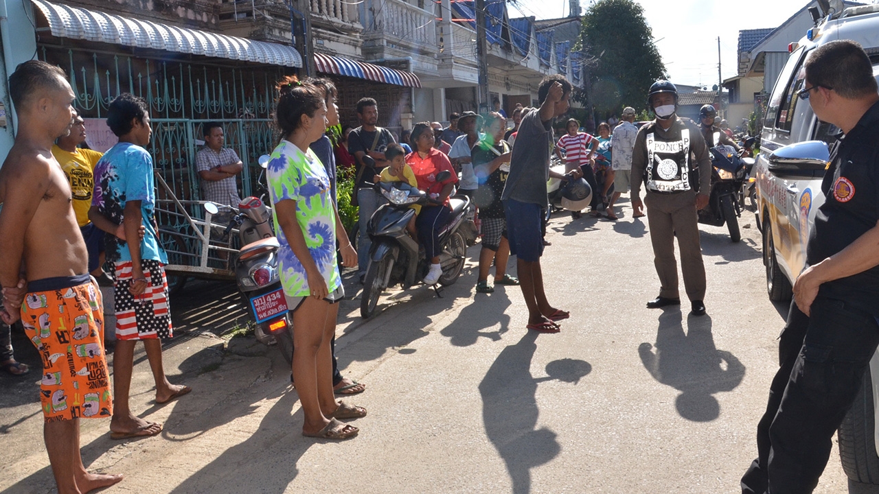 หนุ่มหนีตำรวจ พลาดตกชั้น 2 เหล็กแหลมเสียบสยอง ห้อยดับคารั้ว