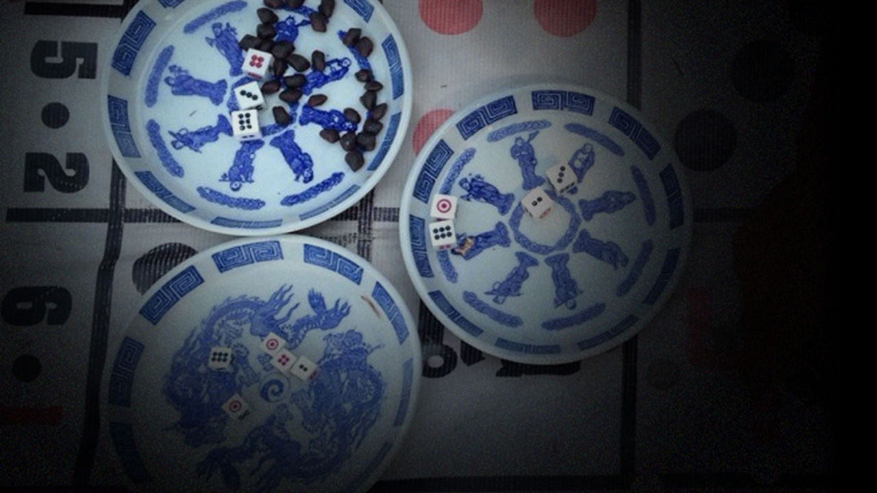 ตำรวจ สน.โคกคราม บุกจับวงไฮโลโจ๋งครึ่มในซอยนวลจันทร์ 38 รวบ 25 ผีพนัน