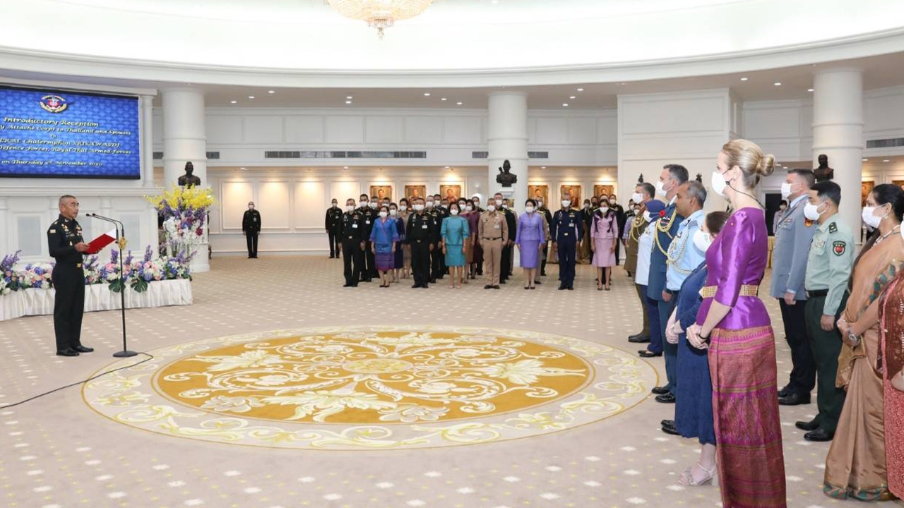 "บิ๊กแก้ว" ควงภริยา รับคณะ ผช.ทูตทหาร 23 ประเทศ เข้าแนะนำตัว