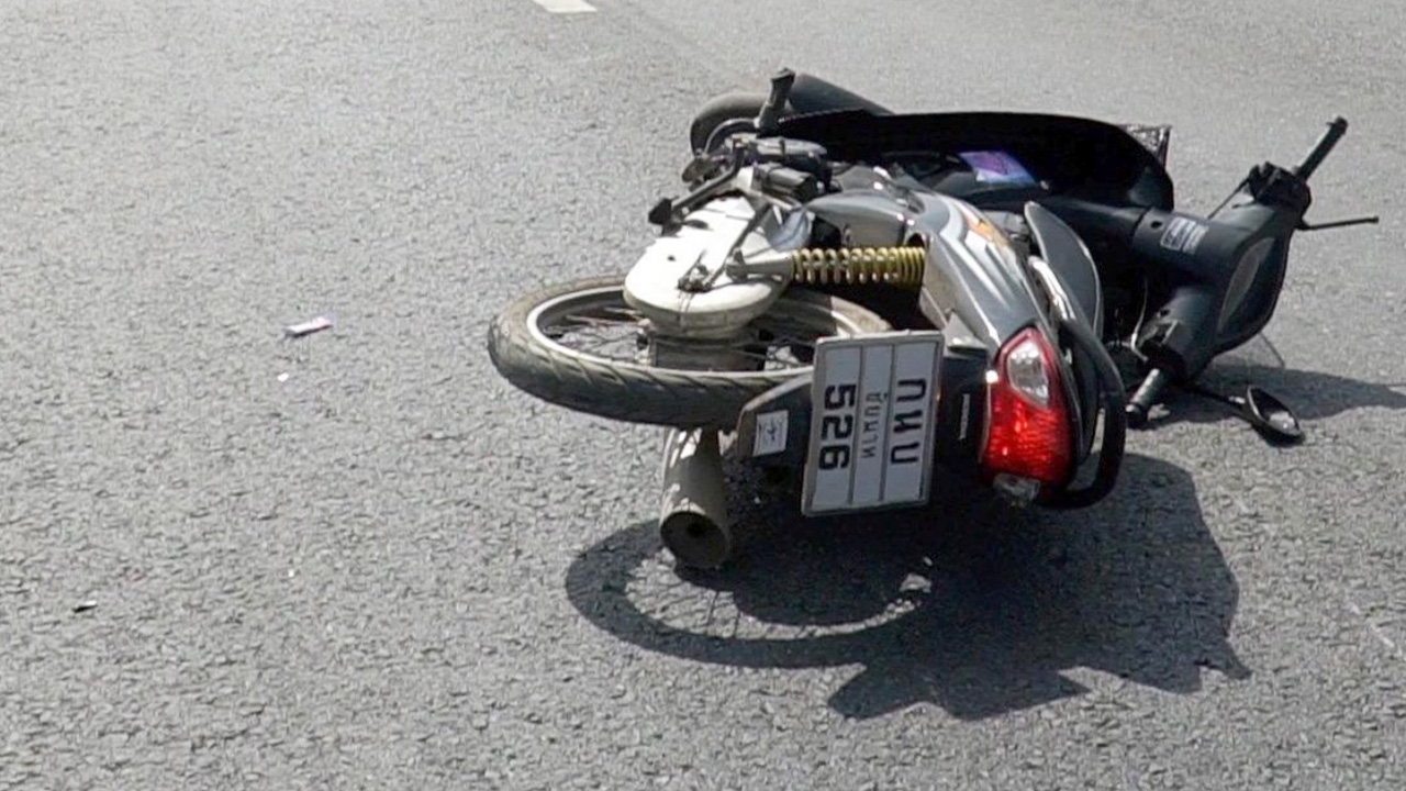 หนุ่ม 34 ขี่ จยย.ยูเทิร์นเจอ นักเรียน ปวช.มาทางตรงชนกระเด็นดับคาที่