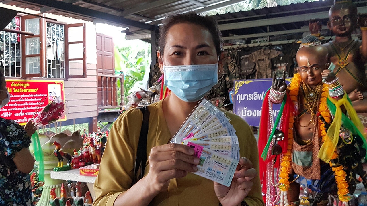 สาวเฮงแก้บน "กุมารน้องเก้า" ถูกหวยยกครัวกว่า 30 ใบ ลุ้นเฮเลขหางประทัด