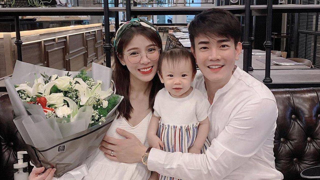 ฟลุค จิระ โพสต์รูปครบรอบแต่งงาน 3 ปี แต่คนกลับโฟกัสที่มือ