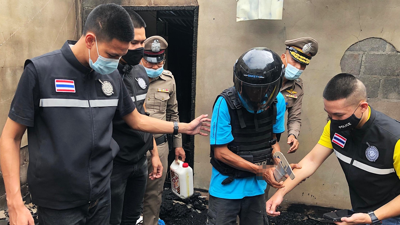 ตร.นครพนมคุมหนุ่มจิตหลอนทำแผน ฆ่าทุบหัวแล้วเผาลูกเมีย เพื่อนบ้านหวิดตาย