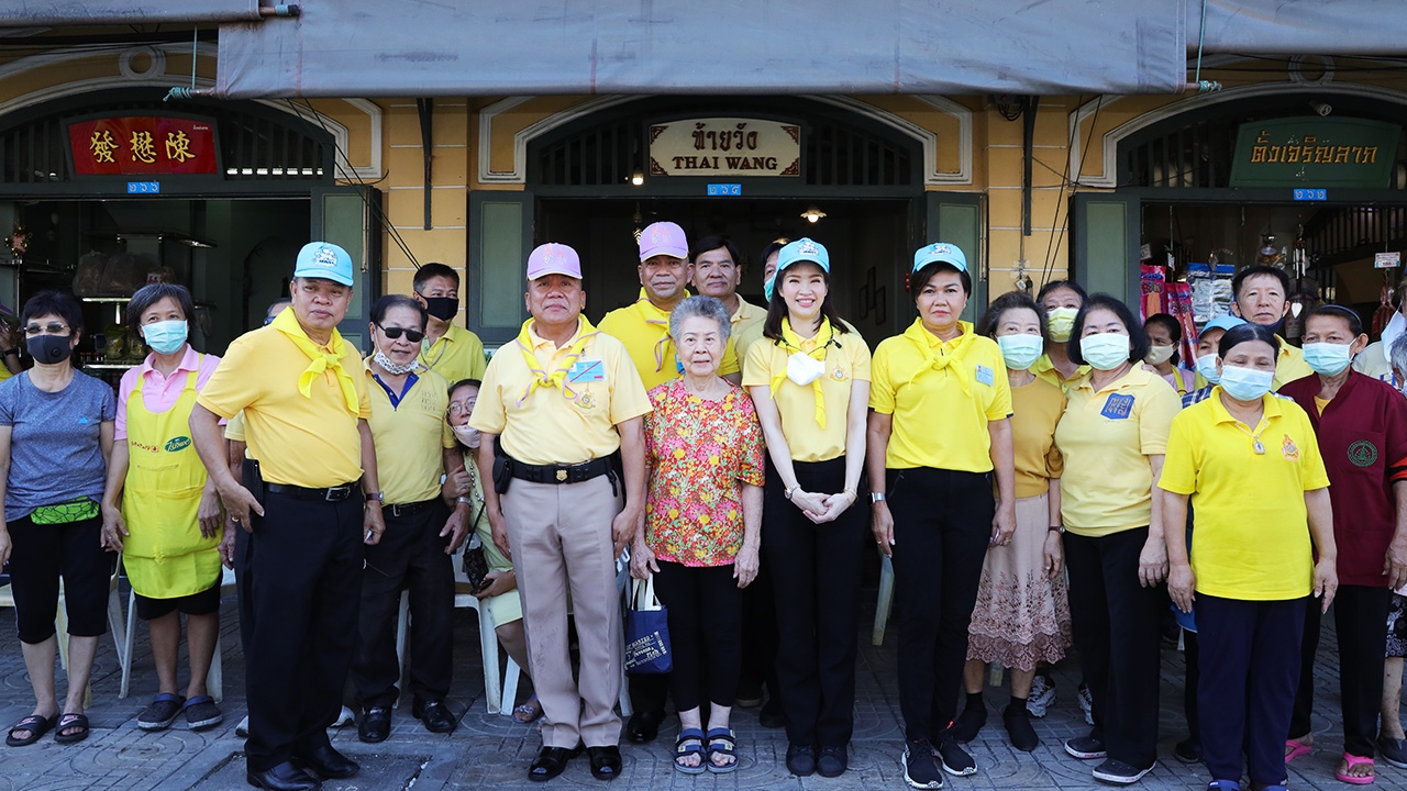 ปลัด กห.-ผบ.ทร. นำทัพจิตอาสาล้างถนน ล่องเรือเก็บขยะ วัดโพธิ์-ท่าเตียน