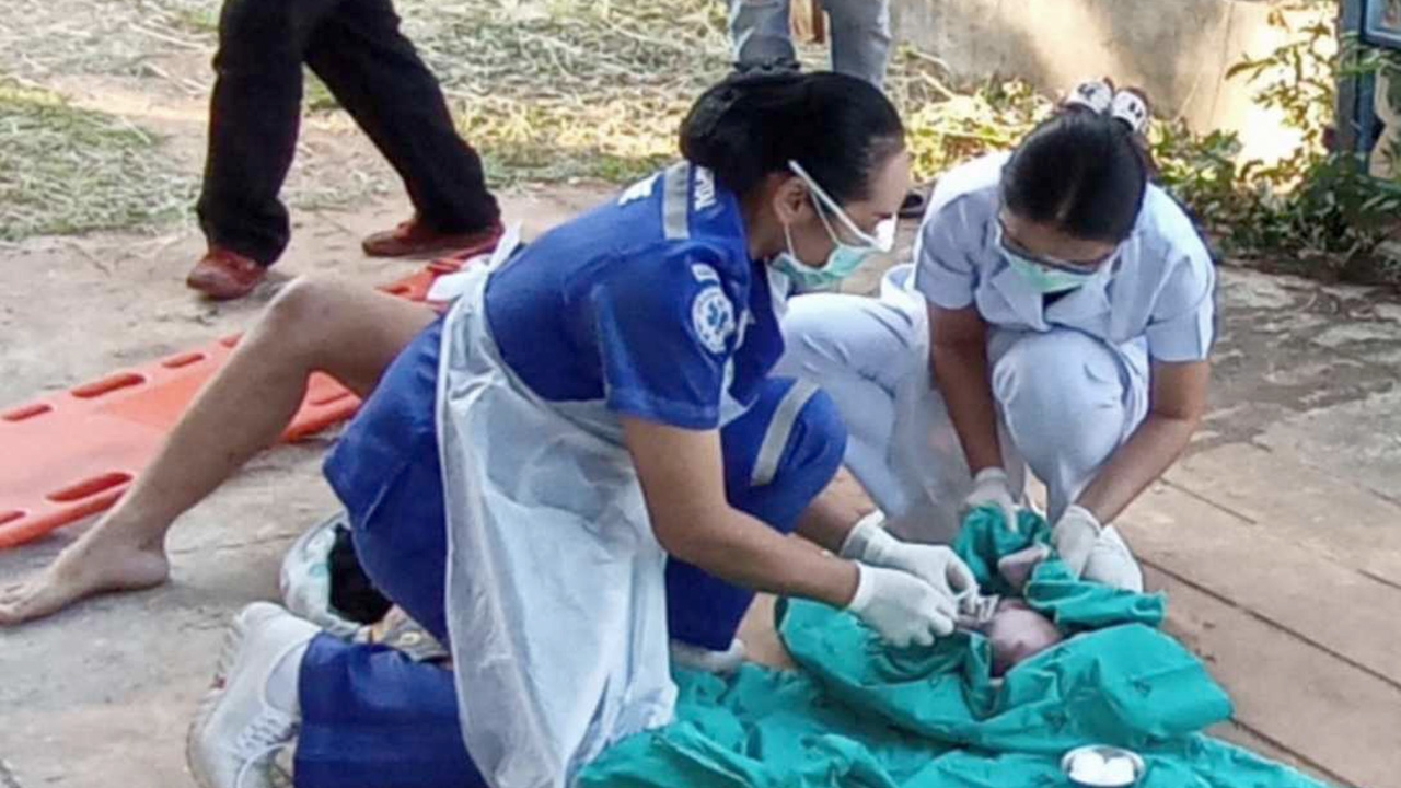 สาวพิมายคลอดลูกสาวคนที่ 2 บนถนนหน้าบ้าน สามีเผย ลูกคนแรกก็คลอดบนรถ