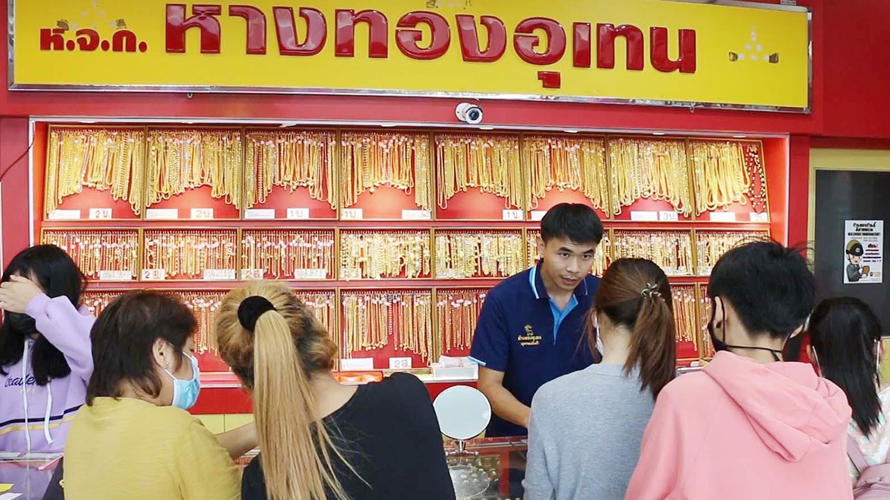 ชาวขอนแก่นตื่นทองลง แห่ซื้อไว้เก็งกำไร หลังราคาร่วงไปบาทละ 1,200 บาท