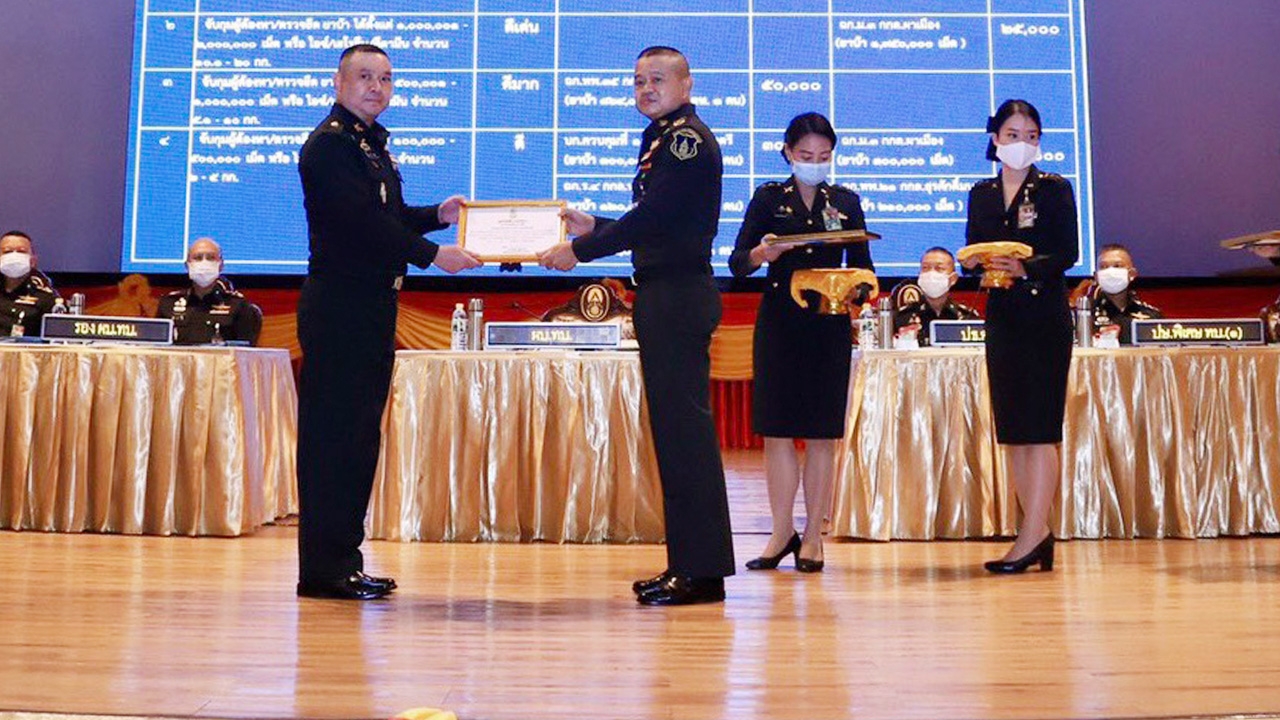 "บิ๊กบี้" มอบประกาศเกียรติคุณให้ทหาร กกล.ชายแดนที่มีผลงานจับยาเสพติด