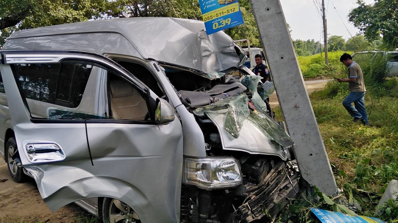 รถตู้ชนแล้วหนี ซิ่งแหกโค้ง เสยเสาไฟข้างทาง อัดร่างคนขับติดซากดับสลด 