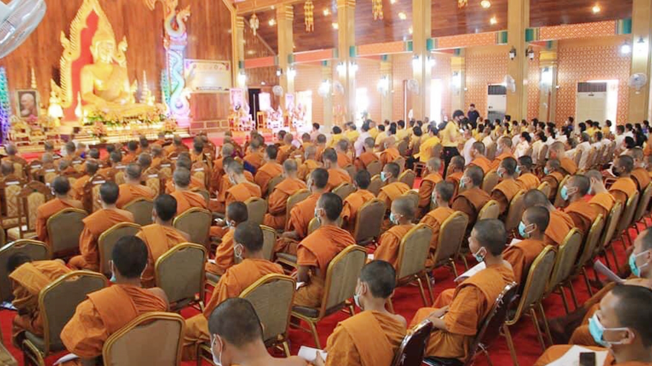 ชาวอุบลฯ ร่วมพิธีเจริญพระพุทธมนต์ ถวายเป็นพระราชกุศลในหลวง ร.9