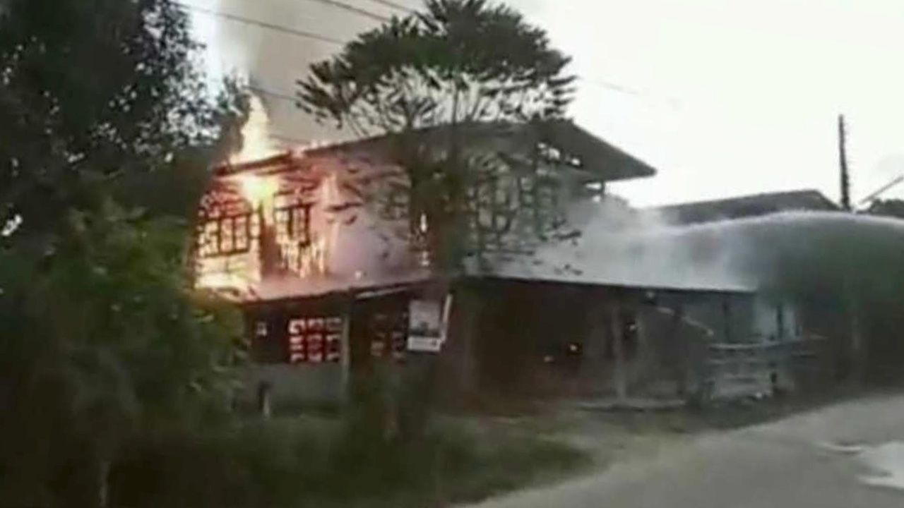 หลานหลอน จุดประทัดไล่ผี ก่อนไฟไหม้บ้านน้าชาย วอดทั้งหลัง 