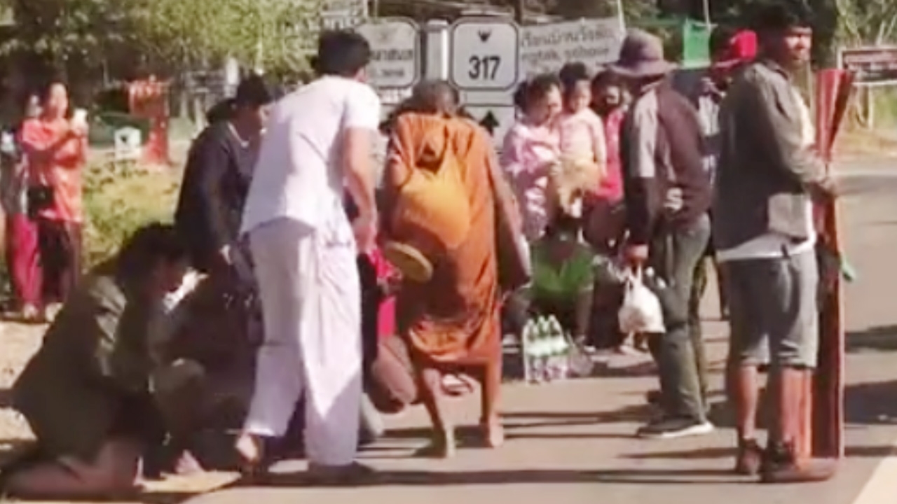 ชาวบ้านรอกราบ หลวงตาชื่น วัย 71 ปี ธุดงค์เท้าเปล่า ไม่รับปัจจัย 