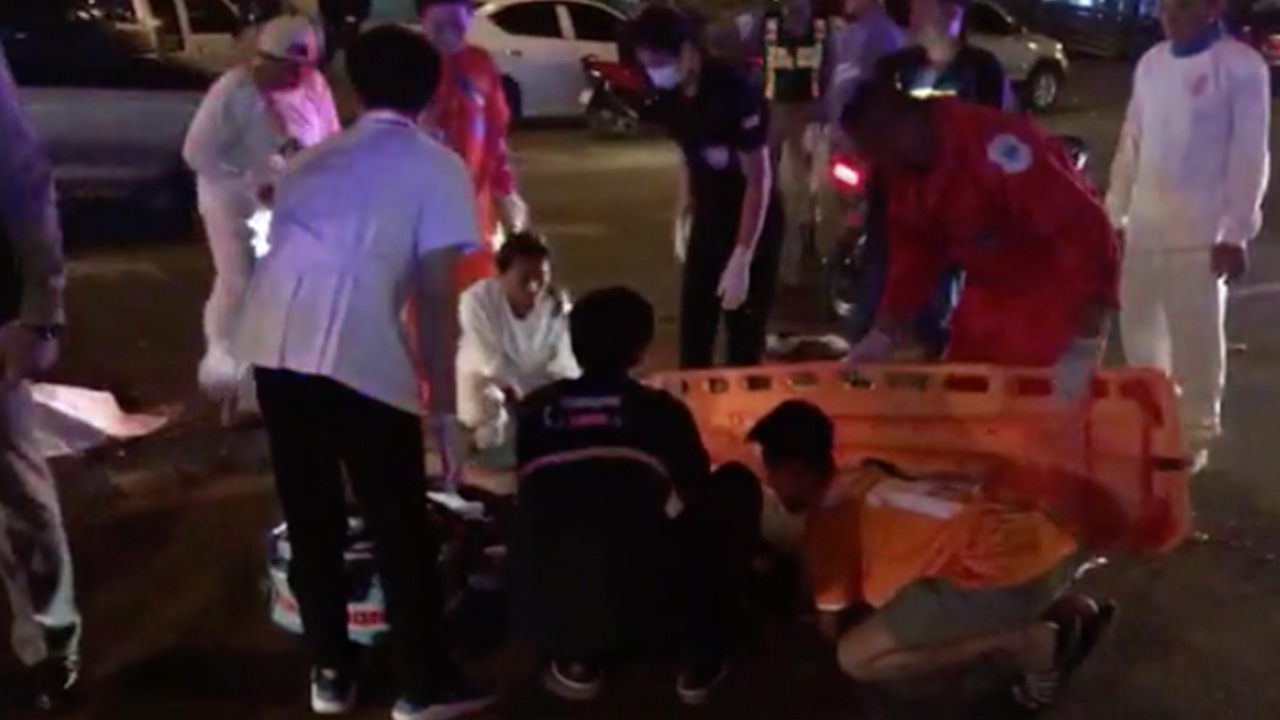 10 ล้อตีขวาหลบรถออกจากซอย ไม่เห็น จยย.ขยี้แหลก ดับ 2 เจ็บ 1