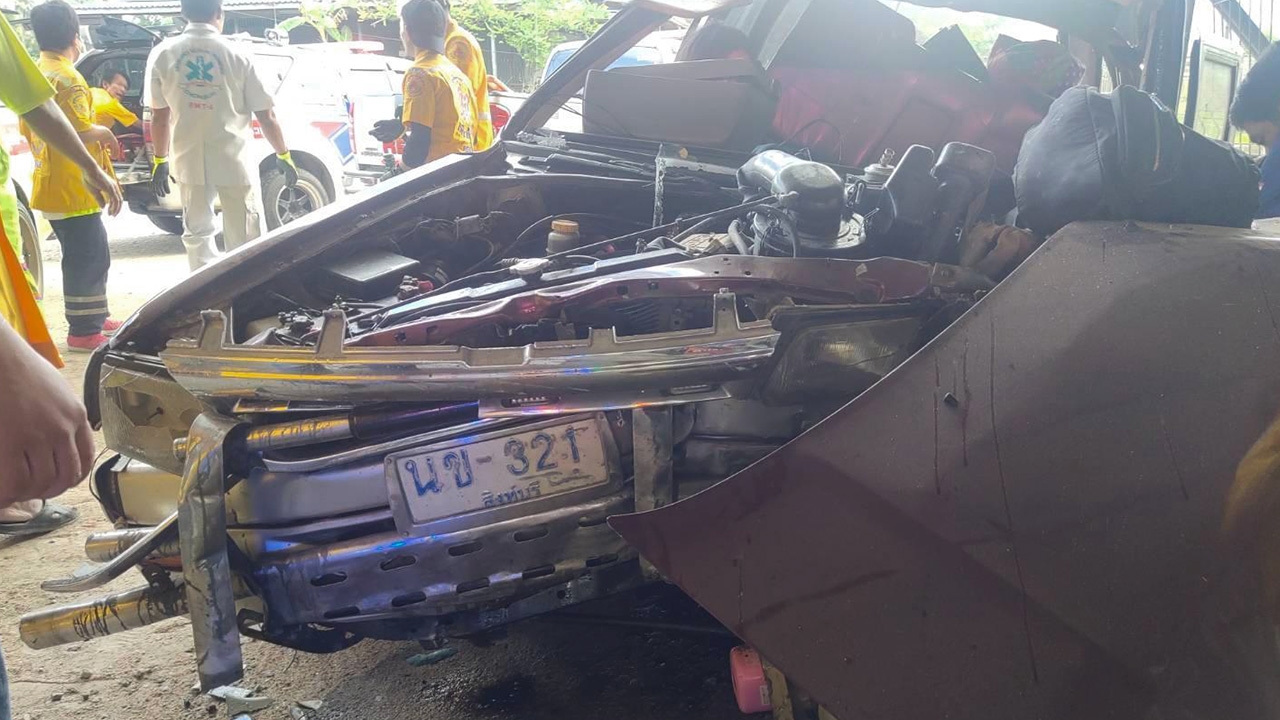 หนุ่มพาเพื่อนเที่ยวบางแสน ขับตามจีพีเอส แหกโค้งชนแบริเออร์ยับเจ็บ 5