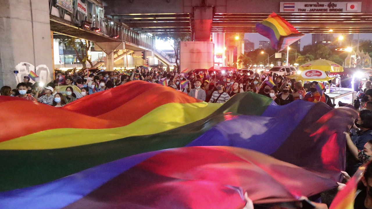 ประมวลภาพ ม็อบตุ้งติ้ง 2 เดินเท้าเคลื่อนจากแยกสามย่าน ถึงสีลมแล้ว